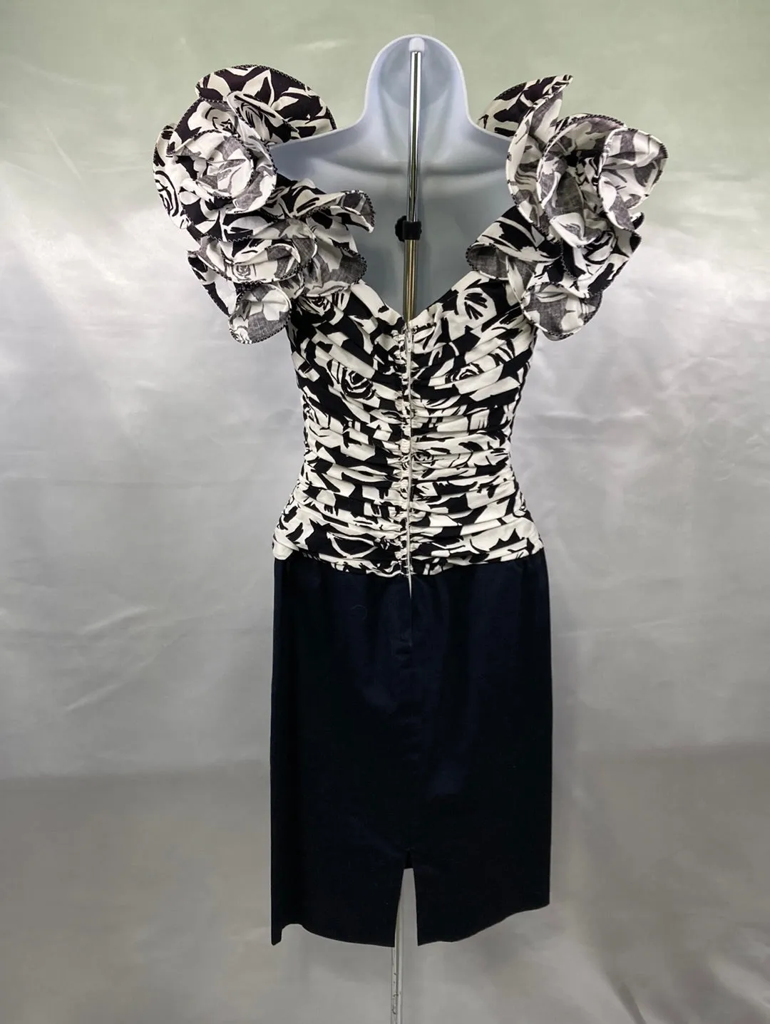 1980's Dress Black & White w/ruffle Sleeves Ladies XS